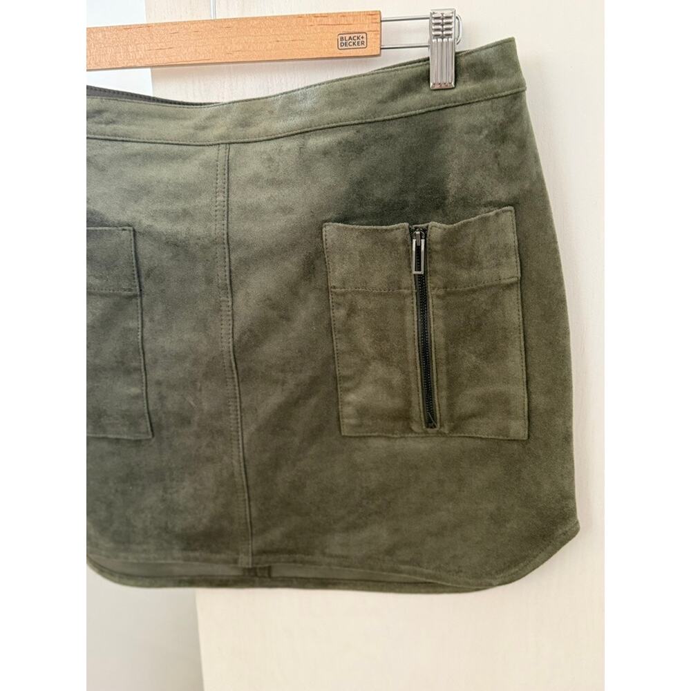 BCBGMAXAZRIA Olive Faux Suede Mini Skirt Utility Cargo Zip Pocket Y2K ✨ - Picture 2 of 9